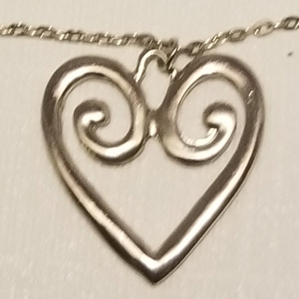 Quirky silvertone heart pendant necklace - Picture 6 of 7